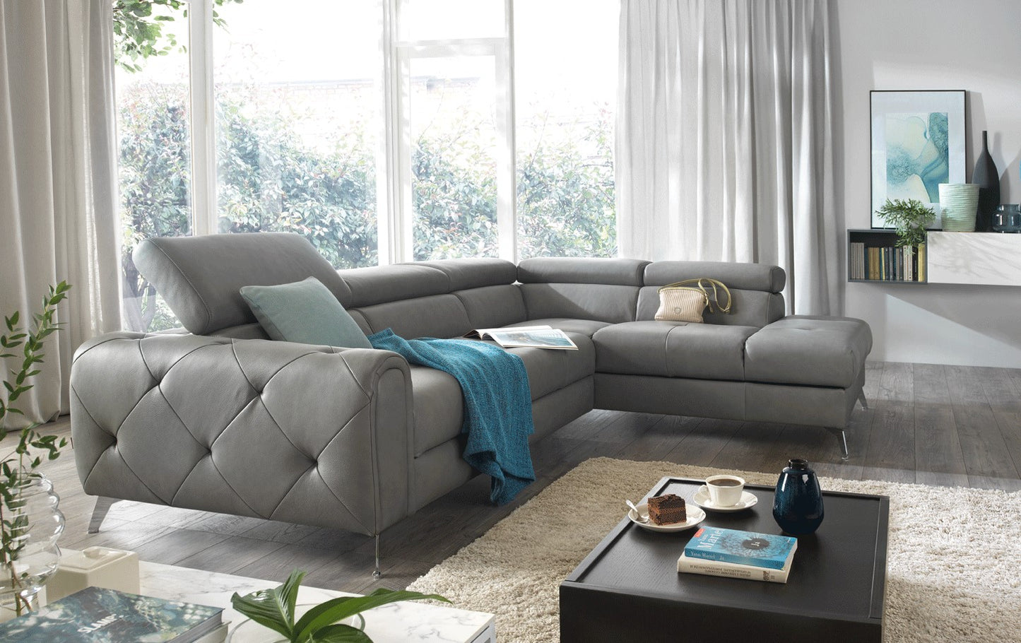 Majesty Sectional w/Bed and Storage